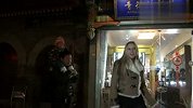 金发美女北京街头恶搞燃烧爱