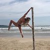 随便找根杆也能秀钢管舞！美女这火辣身材你打几分？
