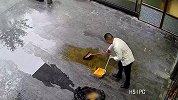 排队取号与店员发生口角 男子凌晨在网红餐厅前抛洒粪便泄愤
