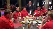 维尔马伦国家队庆生！托比一旁宠溺眼神 默滕斯手机自拍