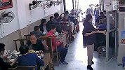 农民工聚集饭店外 老板娘边撸袖子边进门看懵顾客 背后原因太暖