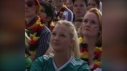 心疼！德国淘汰美女球迷广场撒热泪