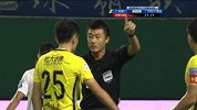 中国足协杯-17赛季-淘汰赛-1/4决赛首回合-第35分钟犯规 邹正踢倒雷纳迪尼奥裁判口头警告 李欣：这种情况不需要批评教育了-花絮