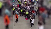 足球流氓？欧洲杯赛前无票冲卡 假发都薅掉了拦都拦不住