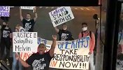 NBA媒体巴士遭游行队伍围堵 他们大声呼叫只为得到詹姆斯帮助