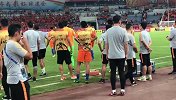点球落败鲁能替补席神情失落 崔鹏疑似泪洒赛场