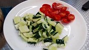 黄瓜拌变蛋切记不可直接拌，大厨教你饭店的做法，到底有啥不同