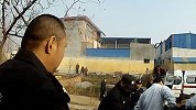 怀疑媳妇打死爱犬情绪失控 男子疯狂举动招来特警