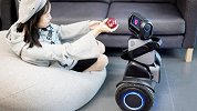 世界首款平衡车机器人，代步拍照是基本操作，关键能与人互动