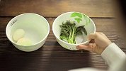 为你的早餐加上一抹春色---香椿面包