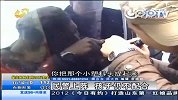 急死了！4岁女孩被反锁车内