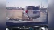 网曝越野车实线变道恶意别车，一路加速“逞英雄”，结局让人舒适