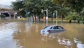 直击深圳暴雨现场：积水泛滥成河 汽车变船水中泡