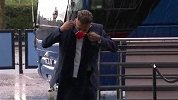 能上演大逆转吗？巴黎众将抵达 内马尔西装革履帅气亮相