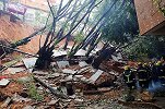 江西一小区挡土墙突发崩塌  泥土石块 瞬间吞没3辆私家车