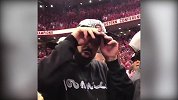 不抢镜！颁奖仪式时DRAKE在一旁静静观看 总决赛再见
