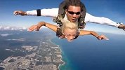 比基尼美女高空跳伞 极速坠落无惧胸前春光乍泄