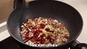 做个吃起超爽又快又简单的酸菜肉臊粉！