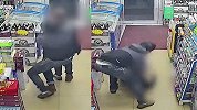 的哥便利店偶遇持刀抢劫 趁歹徒转身瞬间一把将其撂倒在地