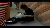 牛人绝活 街头艺人破锅打出天籁之音