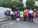 日本球迷在酒店等待巴萨球员 不少人拿着亚马尔球衣