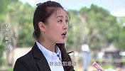 美女把小伙当成了流浪汉，塞给他一百块钱