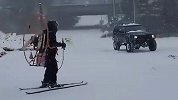 美国男子身背螺旋桨化身“人形雪橇”  马路自动滑行比车还好使