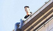 陕西一高三男生因早恋分手 跳楼轻生砸伤过路学生