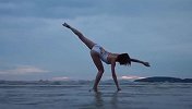 美景美人！边落日晚霞小姐姐示范高难度瑜伽 这双腿太迷人