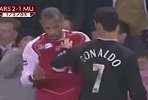 经典！19岁的C罗如何面对亨利以及海布里的嘘声？