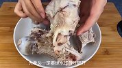 炖骨头汤牢记诀窍，汤浓肉香不油腻营养不流失