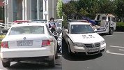 平顶山警车郑州违停人行道 交管部门：拖走，照罚！
