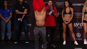 UFC237称重仪式全程 安德拉德赠送“玫瑰”一朵玫瑰