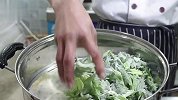 芹菜叶不要丢掉了，大厨教你做清蒸芹菜叶，不粘不坨，软嫩清香