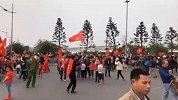 英雄般的待遇！越南回国获球迷热情接机 警车开道人山人海
