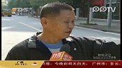 劫匪当街抢劫后被车撞死