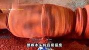 农村小伙用破木头雕刻出花瓶，成品太惊艳，结果土豪花高价买下