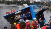 安顺公交车坠湖事故已救出18人