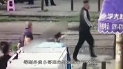 外卖小伙“持刀”伤人，路人“生扑”成功制止，监控拍下惊险一幕