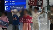 影视公司组织未成年人举牌列队为明星接机 网友：未戴口罩很危险