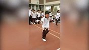 小学生跳绳大赛太激烈 裤子掉了都来不及提