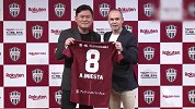小白展示神户胜利船8号球衣 足足举了三分钟！