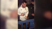 疯狂！梅西随国家队备战热身赛 为要签名球迷嗓子都喊哑了