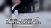两车车库里互怼，奔驰逆行反呛“这就是特斯拉车主”，网友坐不住了
