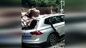 两货车相撞砖头砸停过路小车 车内一家五口惊险躲过一劫