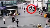 功夫大伯一记扫堂腿撂倒在逃男子 兜里23张百元大钞全是假币