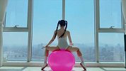 小姐姐解锁健身球新玩法 拉伸双腿坐上弹弹弹