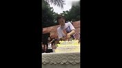 乒乓球-17年-丁宁27岁生日与粉丝一同庆祝 蛋糕太大使劲儿切-专题1