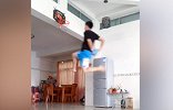 狂练胯下换手扣篮+背身暴扣！家有篮筐是多少男生的梦想？