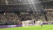 苏宁易购球员入场热身 球迷热情欢呼占尽主场优势